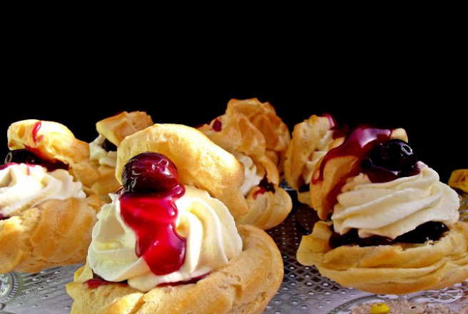 Desert choux cu crema de mascarpone si visine in jeleu