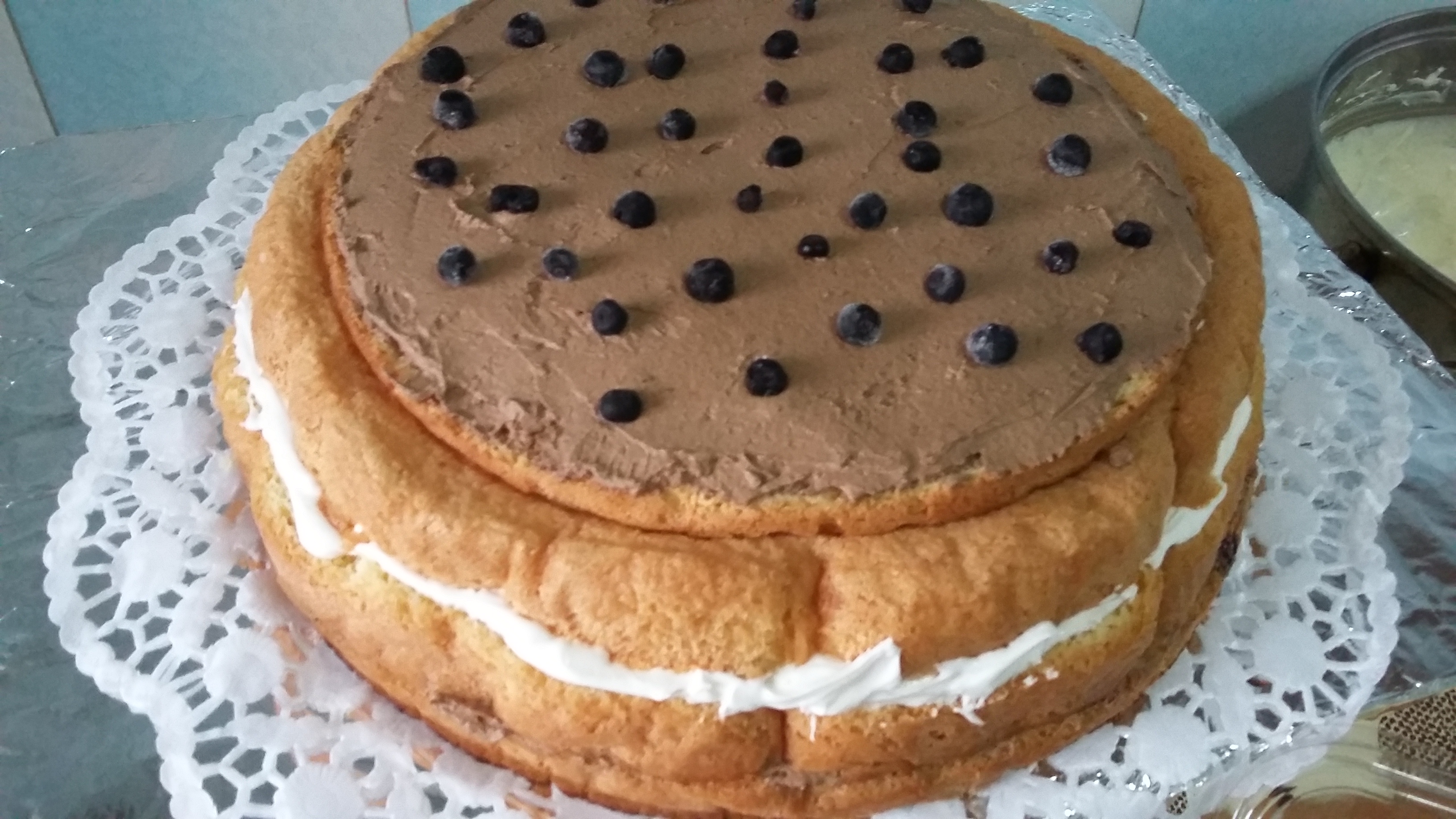 Desert tort cu crema de ciocolata neagra si alba si afine - Reteta nr. 600