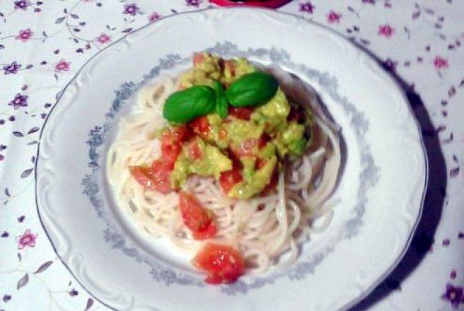 Spaghete cu avocado si rosii