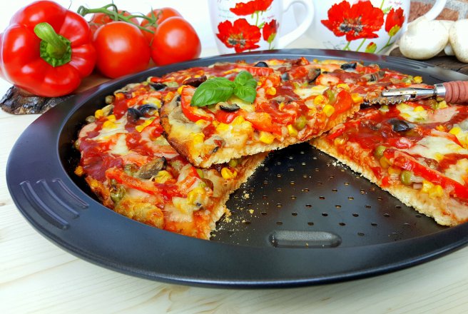 Pizza cu aluat nedospit, sunca, legume si ciuperci