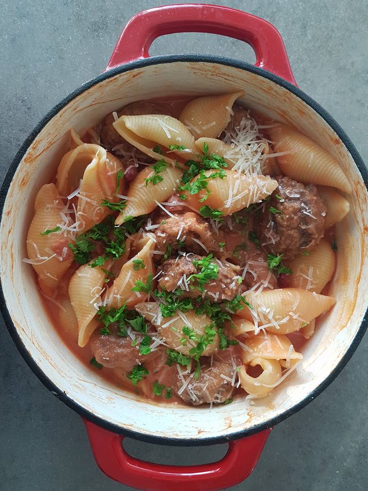 Conchiglioni con polpettine di carne e fagioli (Paste cu chiftele si fasole)