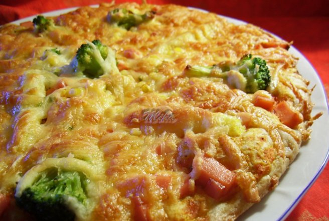 Pizza cu sunca si brocolli