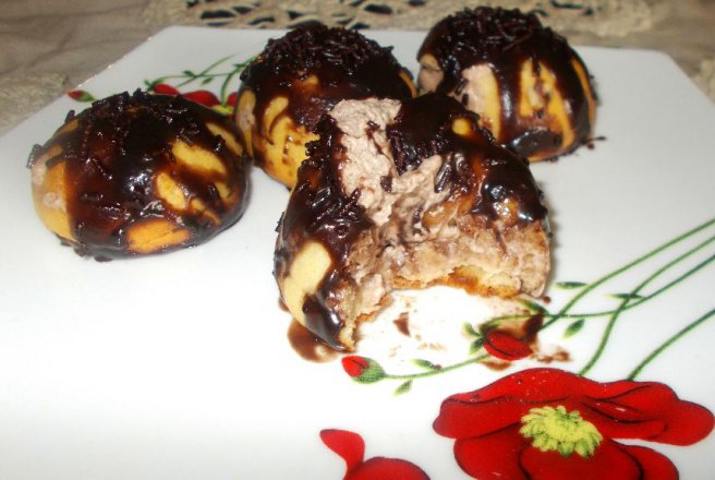 Desert profiterol cu crema de ciocolata si mascarpone