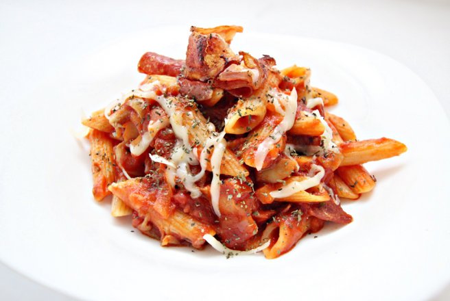 Penne cu sos de rosii si bacon