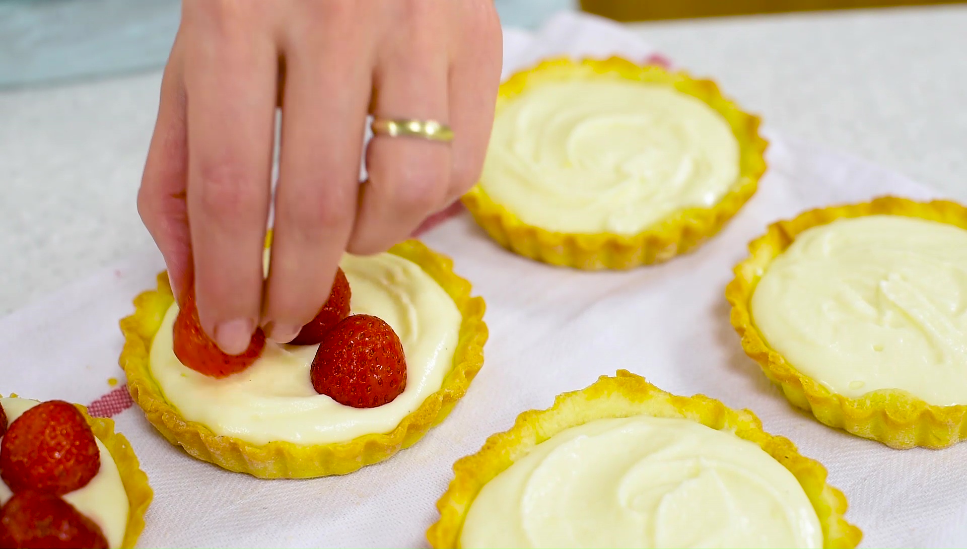 Desert mini tarte cu crema de ciocolata alba si capsuni