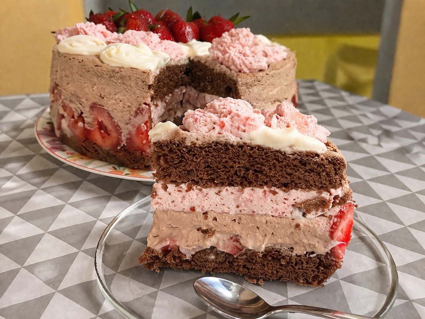 Desert tort de ciocolata si capsuni