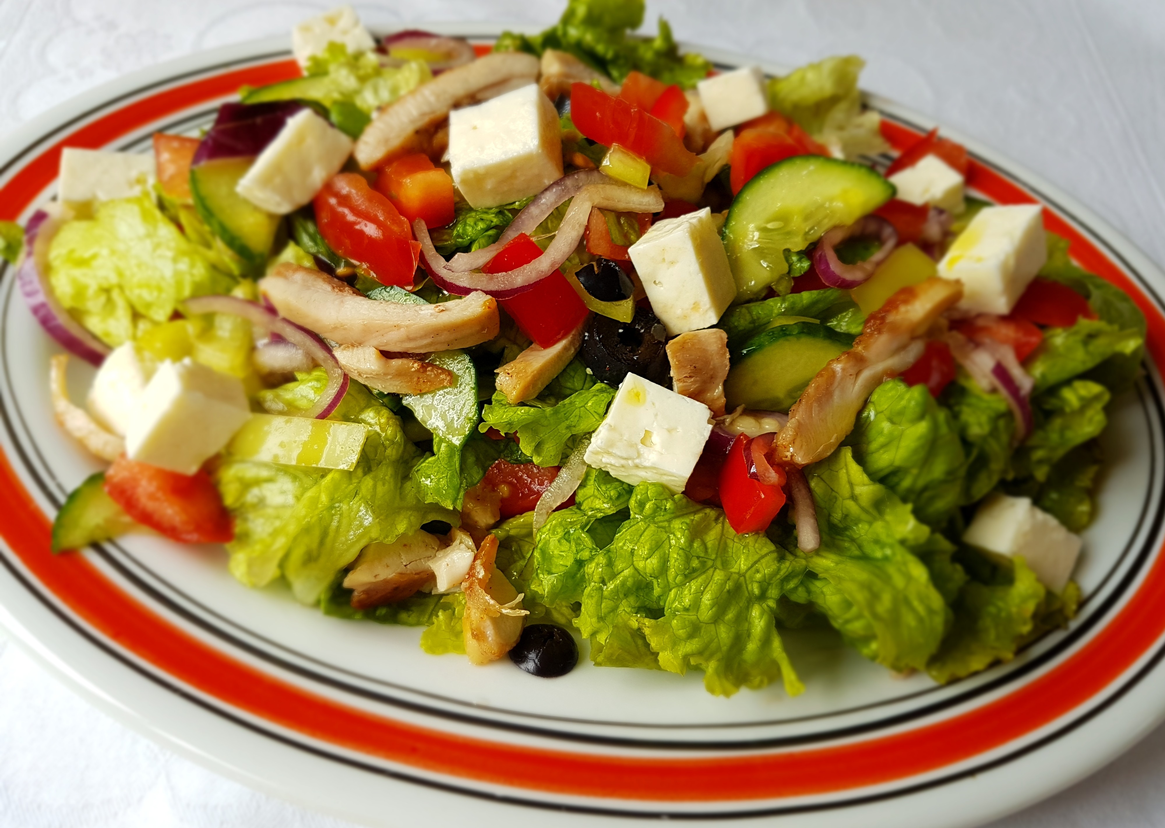 Salata de cruditati cu carne de pui