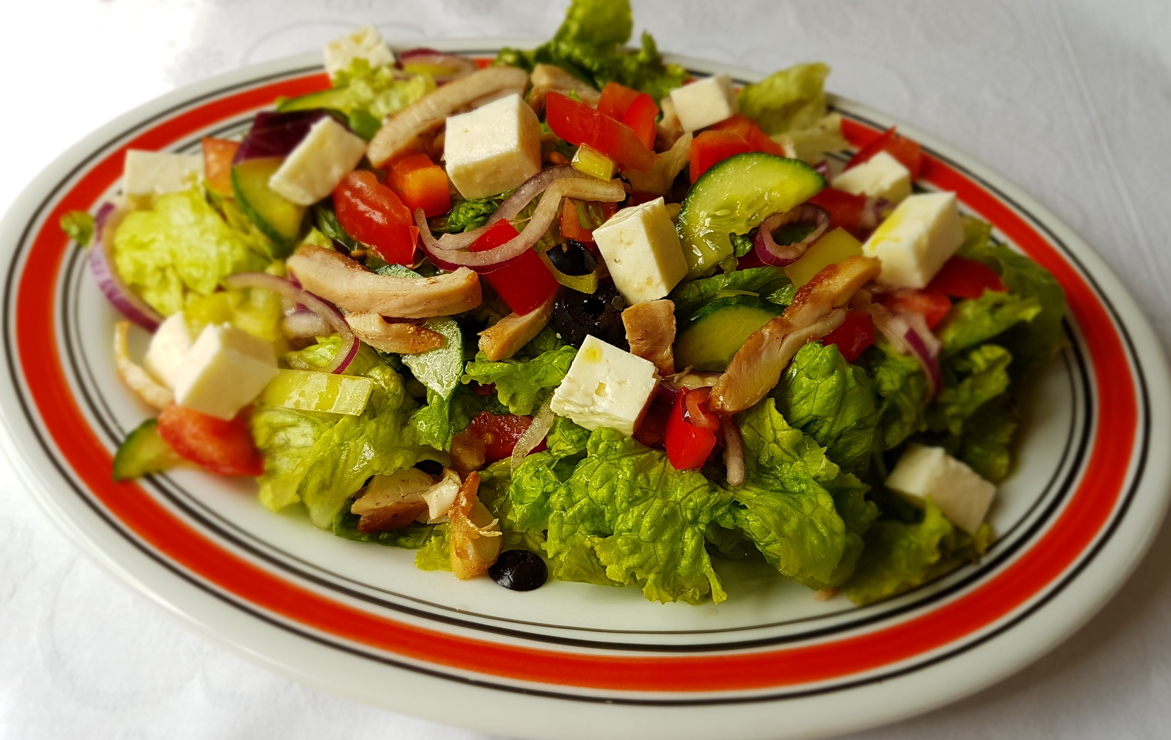 Salata de cruditati cu carne de pui