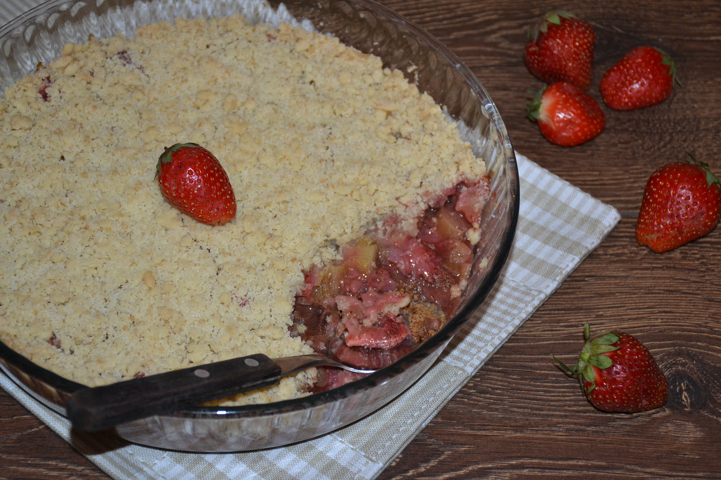 Desert crumble cu capsuni si rubarba - reteta cu nr. 300