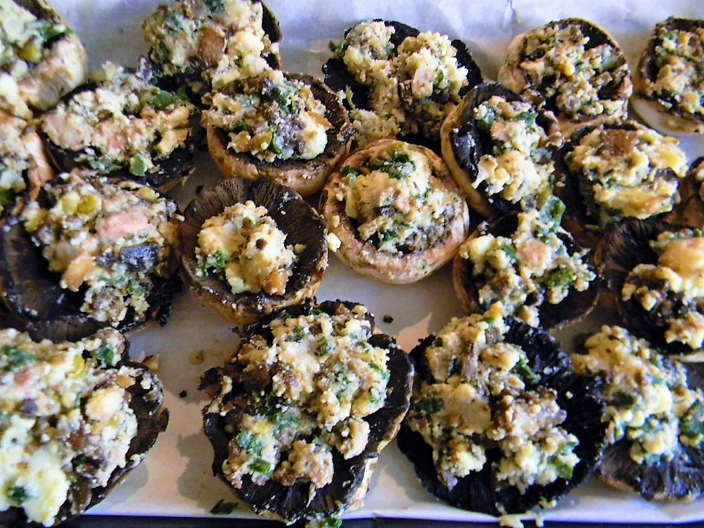 Aperitiv ciuperci umplute cu branzeturi