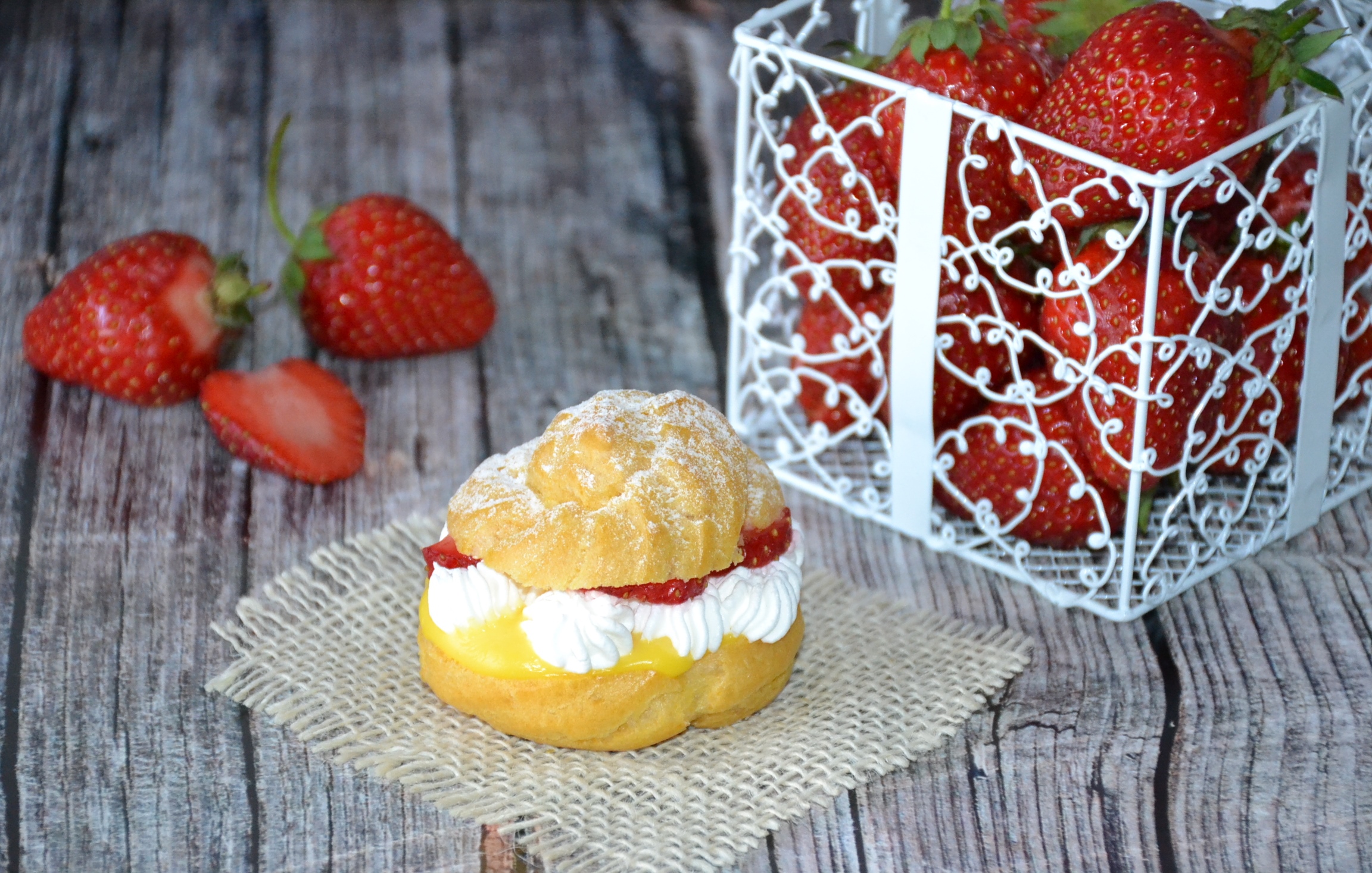 Desert choux a la creme cu capsuni