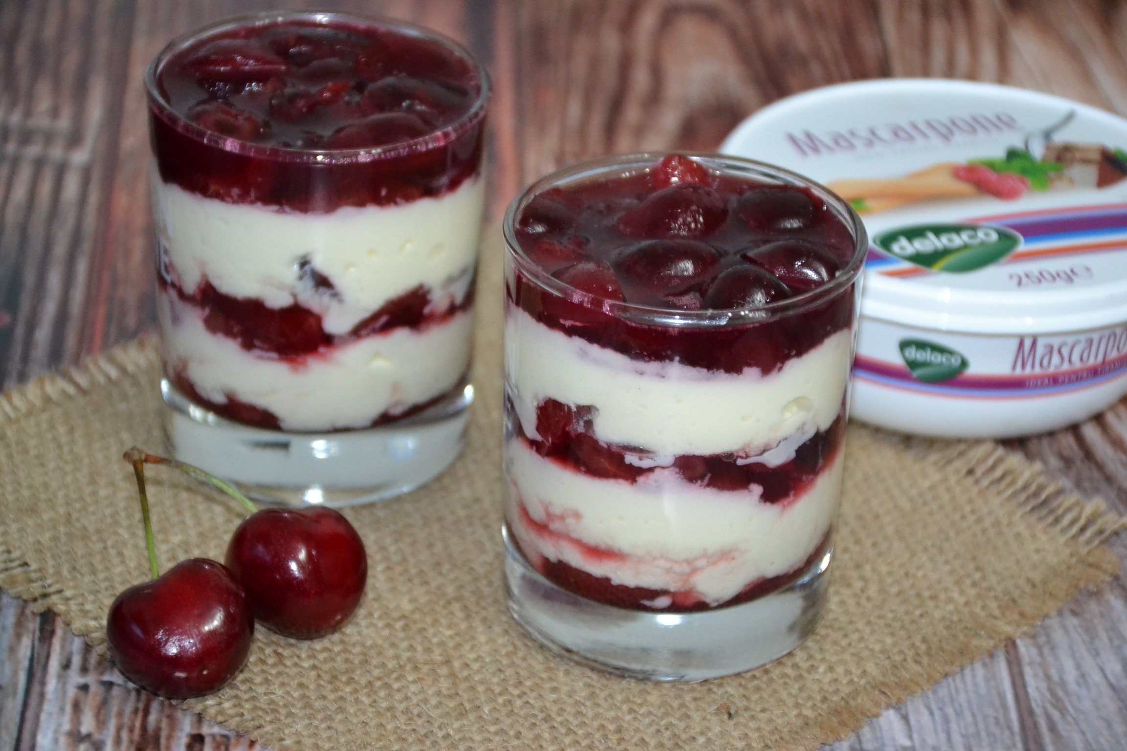 Desert verrine cu cirese si mascarpone