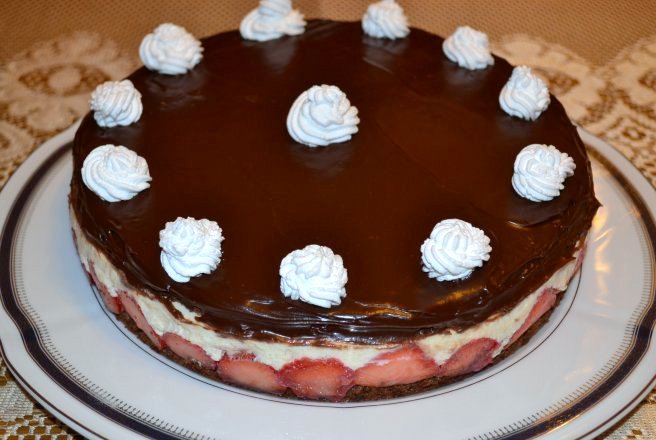 Desert tort cu capsuni si crema de vanilie