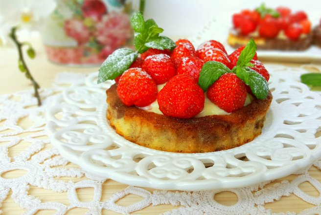 Desert mini-tarte bicolore cu crema de vanilie si capsuni