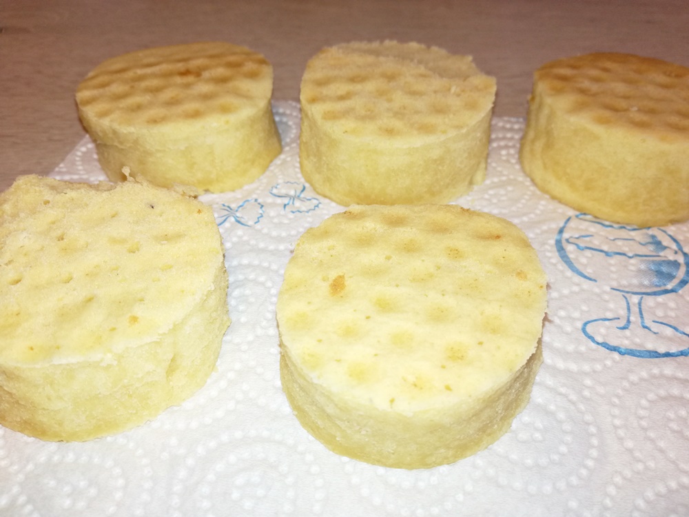 Desert prajituri cu mousse de ciocolata si piersici