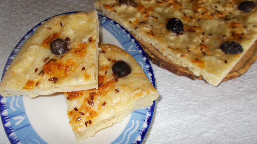 Focaccia cu masline, cascaval si parmezan