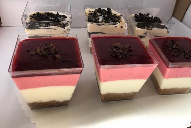 Desert cheesecake la cupe, cu capsuni, oreo