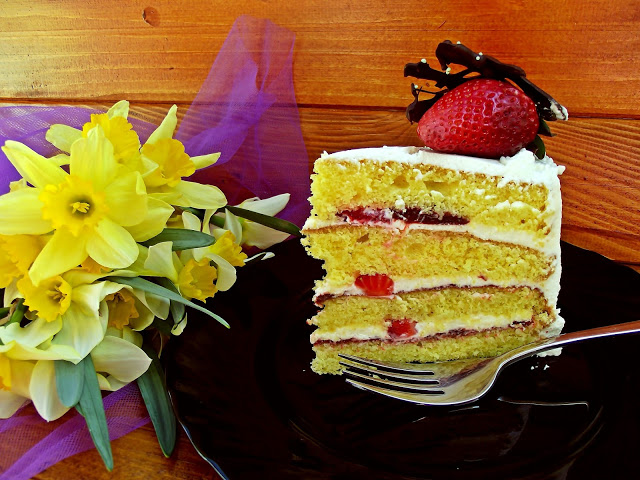 Desert tort cu crema de lamaie, capsuni si jeleu din vin sau 7 ani de bucatareala ori hlizeala pe Bucataras.ro