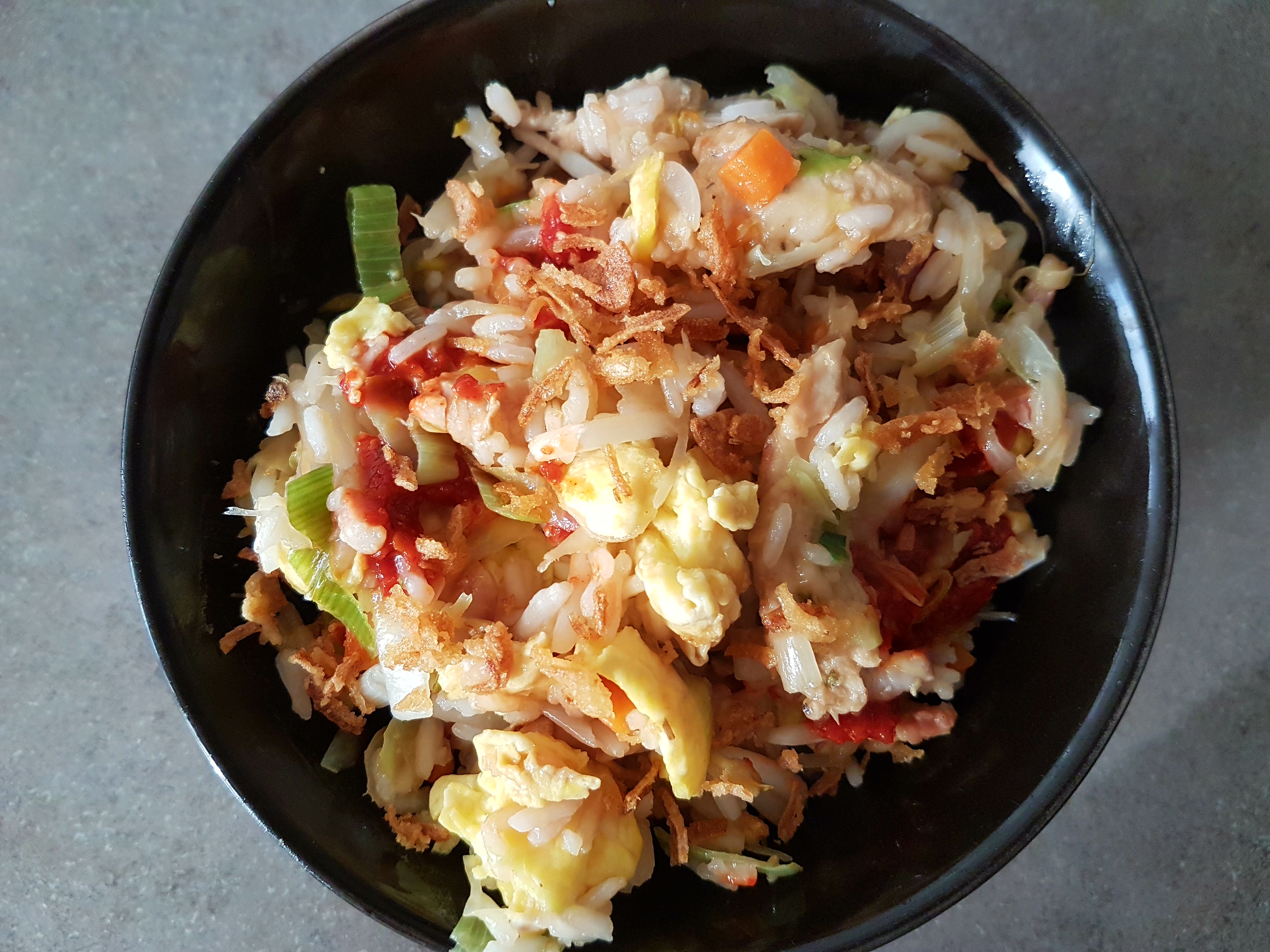 Nasi ( Orez prajit in stil indonezian cu legume si carne de pui)