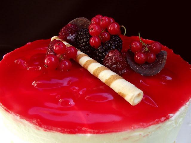 Cheesecake cu lamaie si fructe de padure