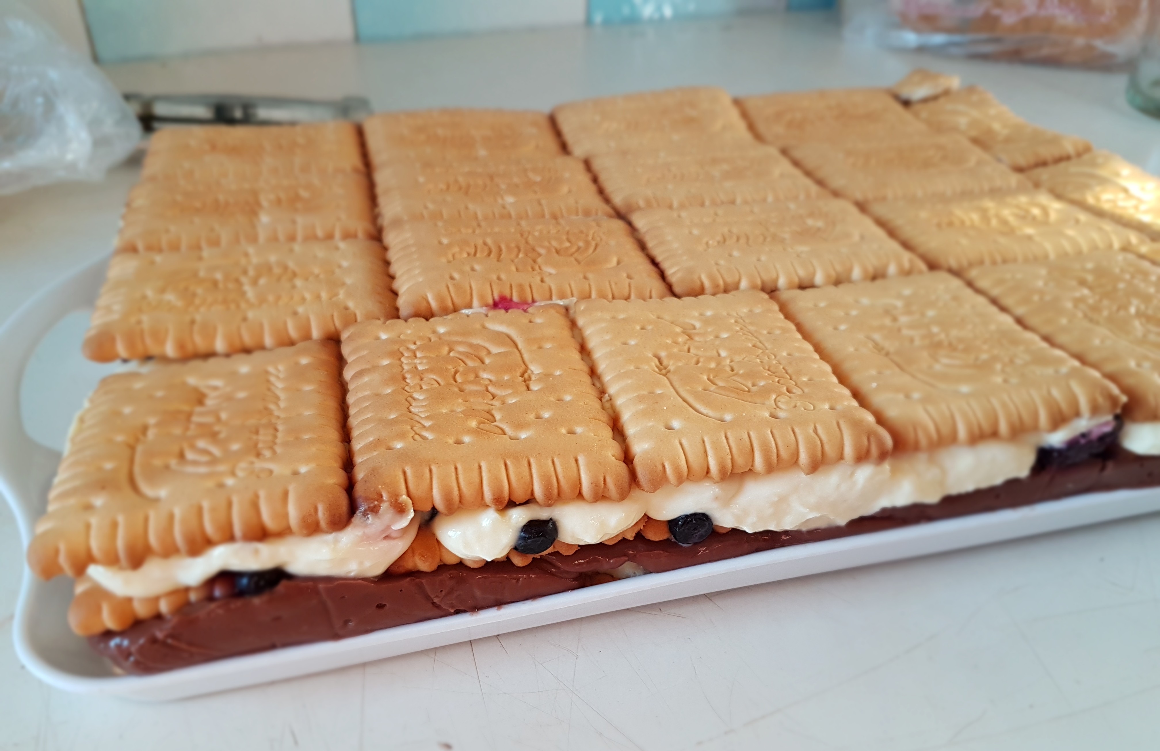 Desert cu biscuiti, doua creme si fructe asortate