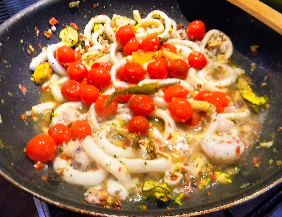 Linguini siciliene cu fructe de mare