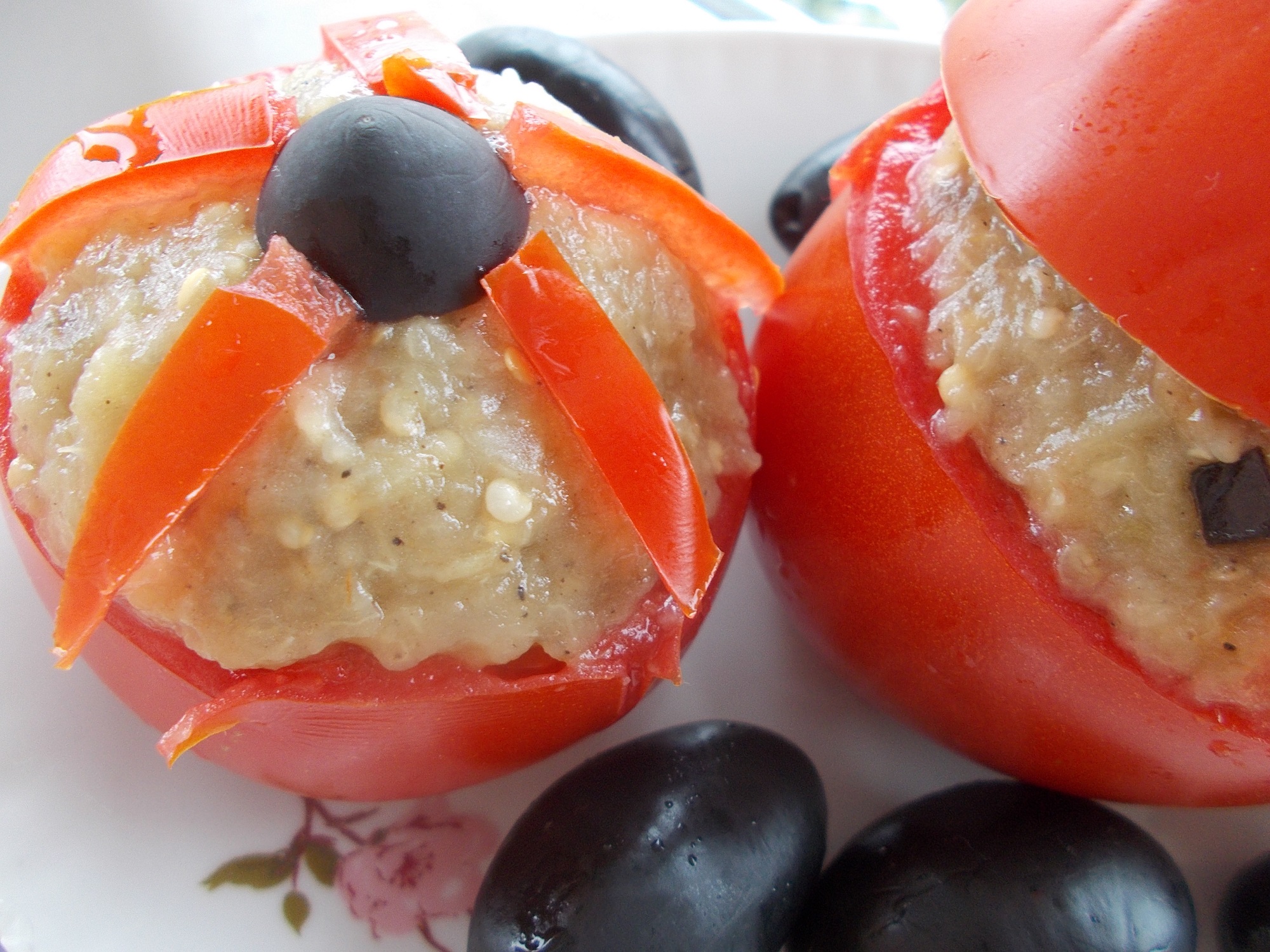 Aperitiv de post: rosii umplute cu salata de vinete