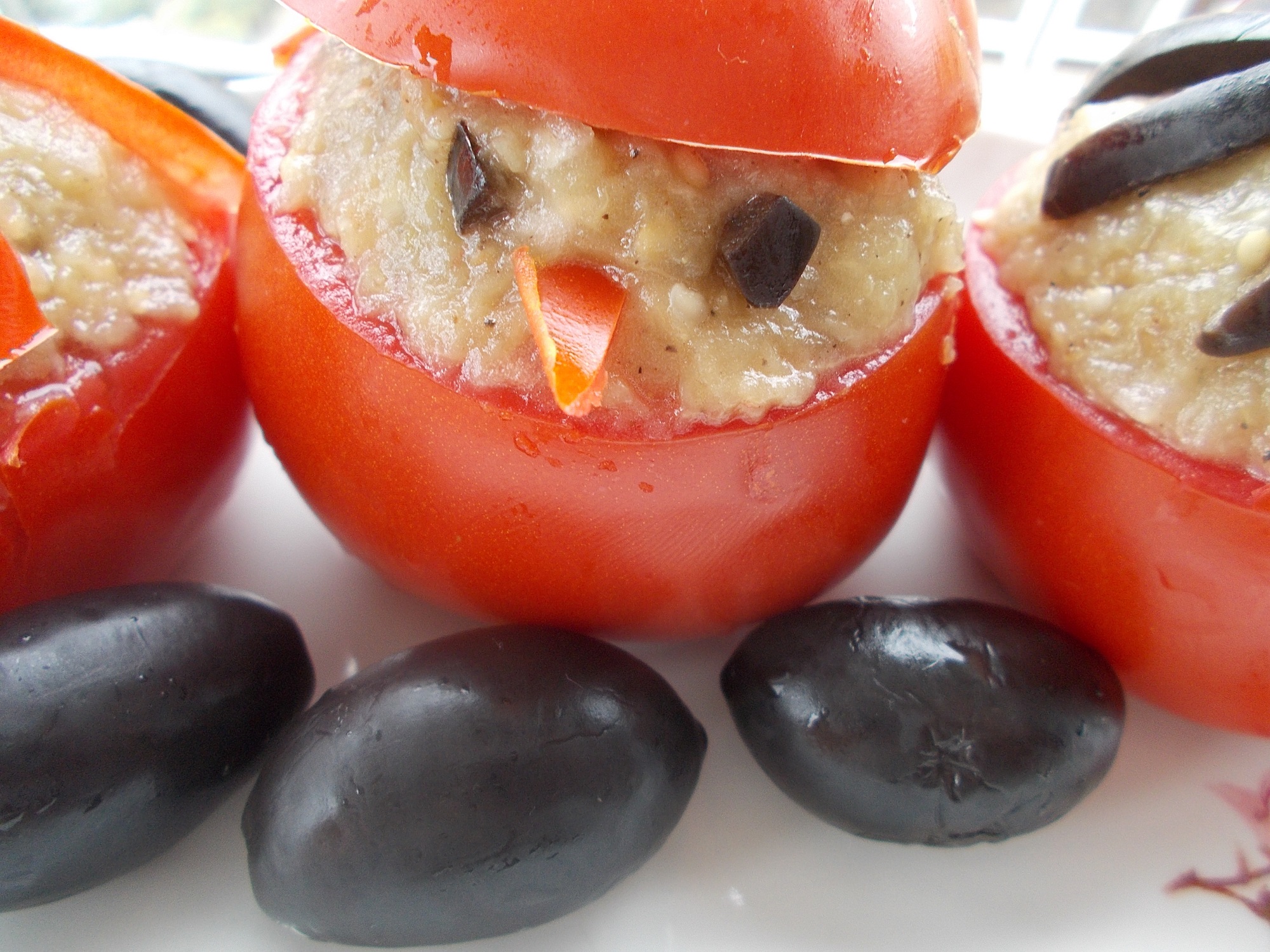 Aperitiv de post: rosii umplute cu salata de vinete