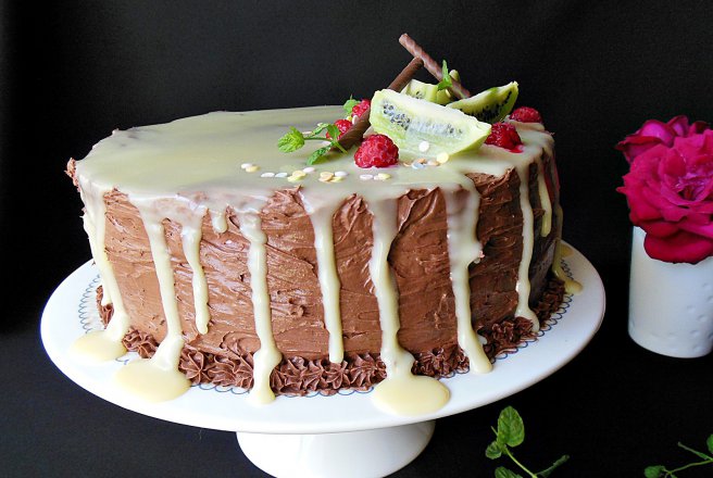 Desert tort cu crema de zmeura, de ciocolata si glazura de ciocolata alba