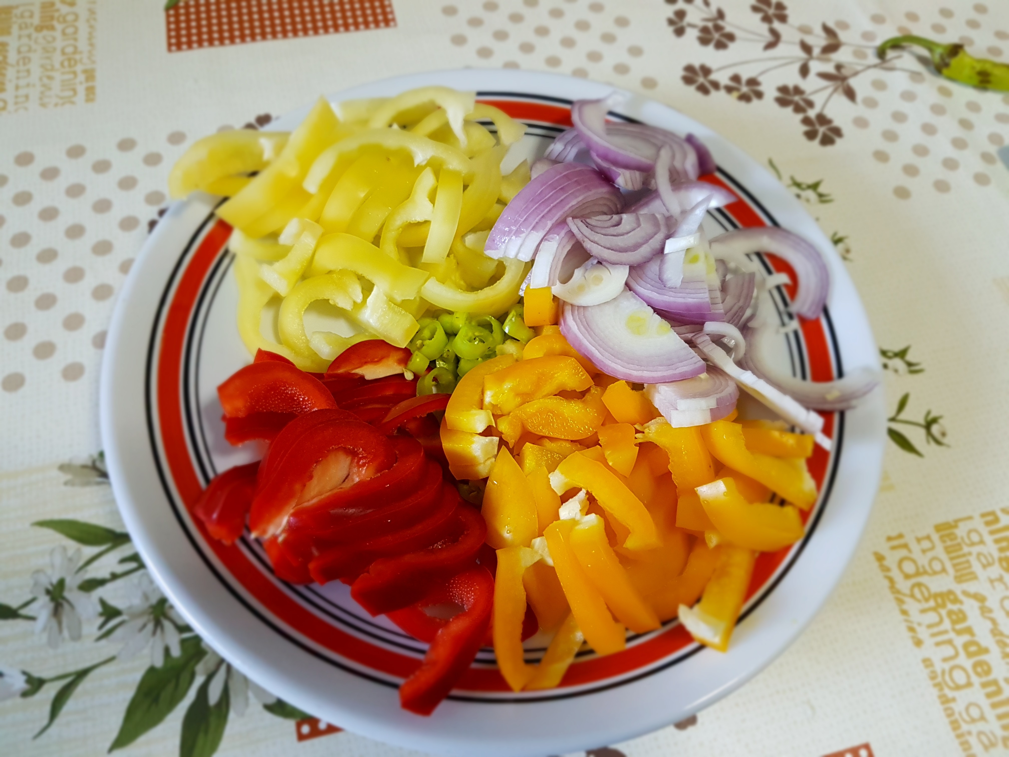 Fusilli cu pui, legume si branza de burduf, in lapte