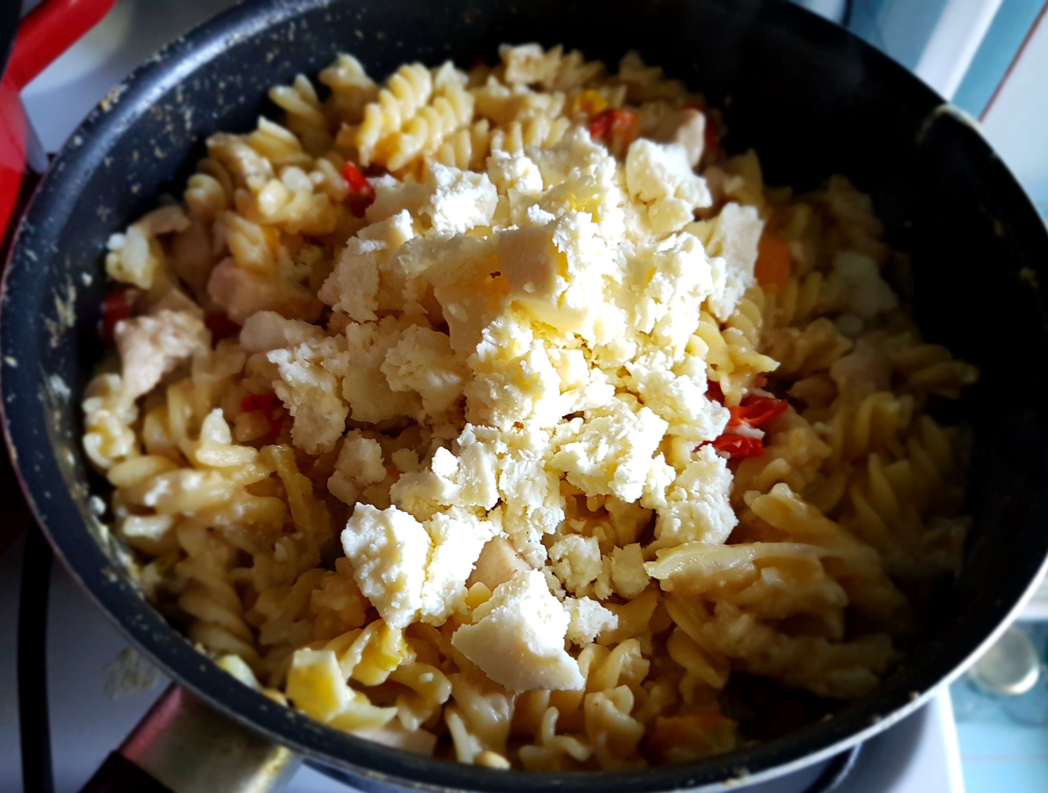 Fusilli cu pui, legume si branza de burduf, in lapte