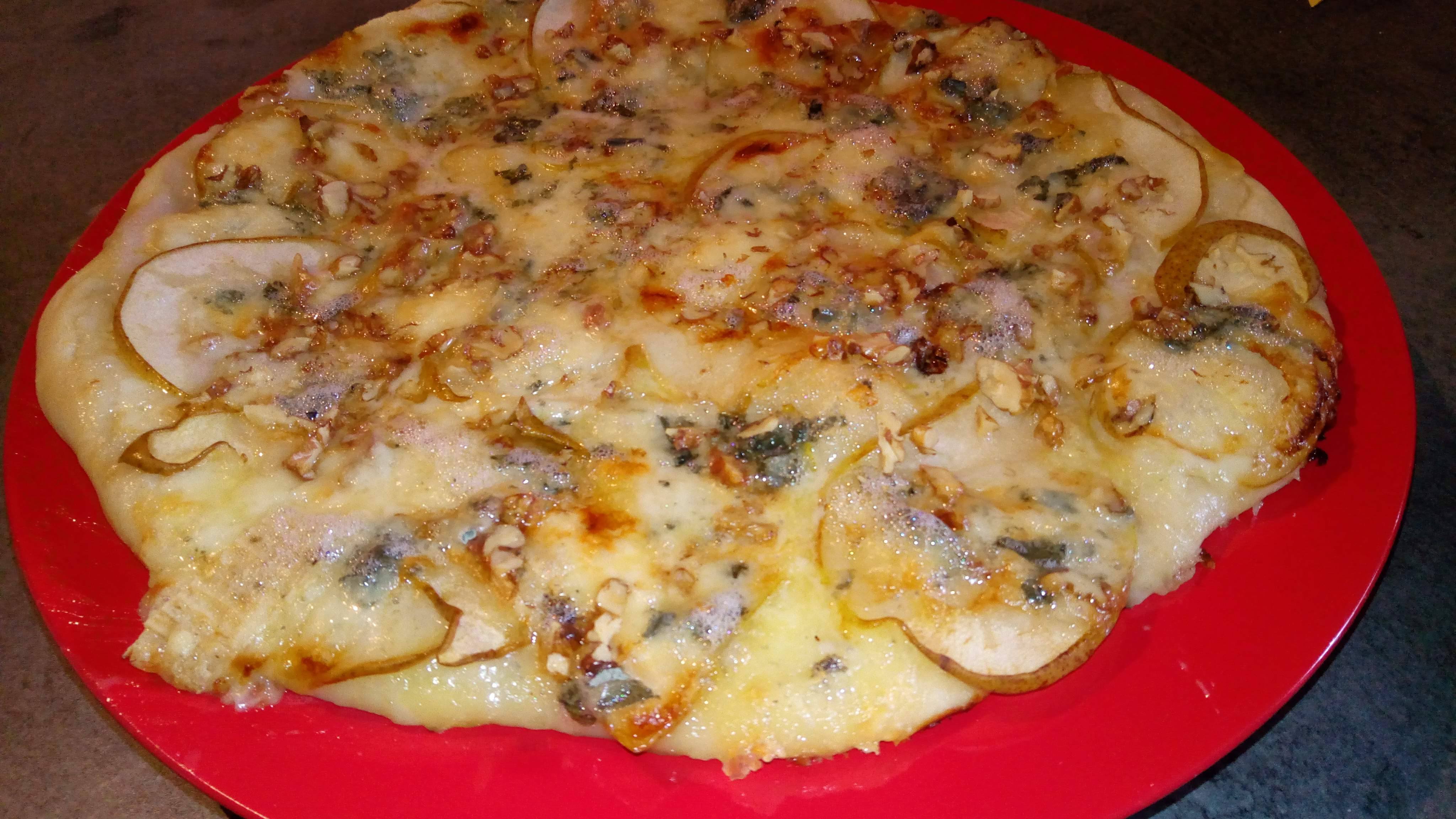 Pizza cu nuci, pere si gorgonzola