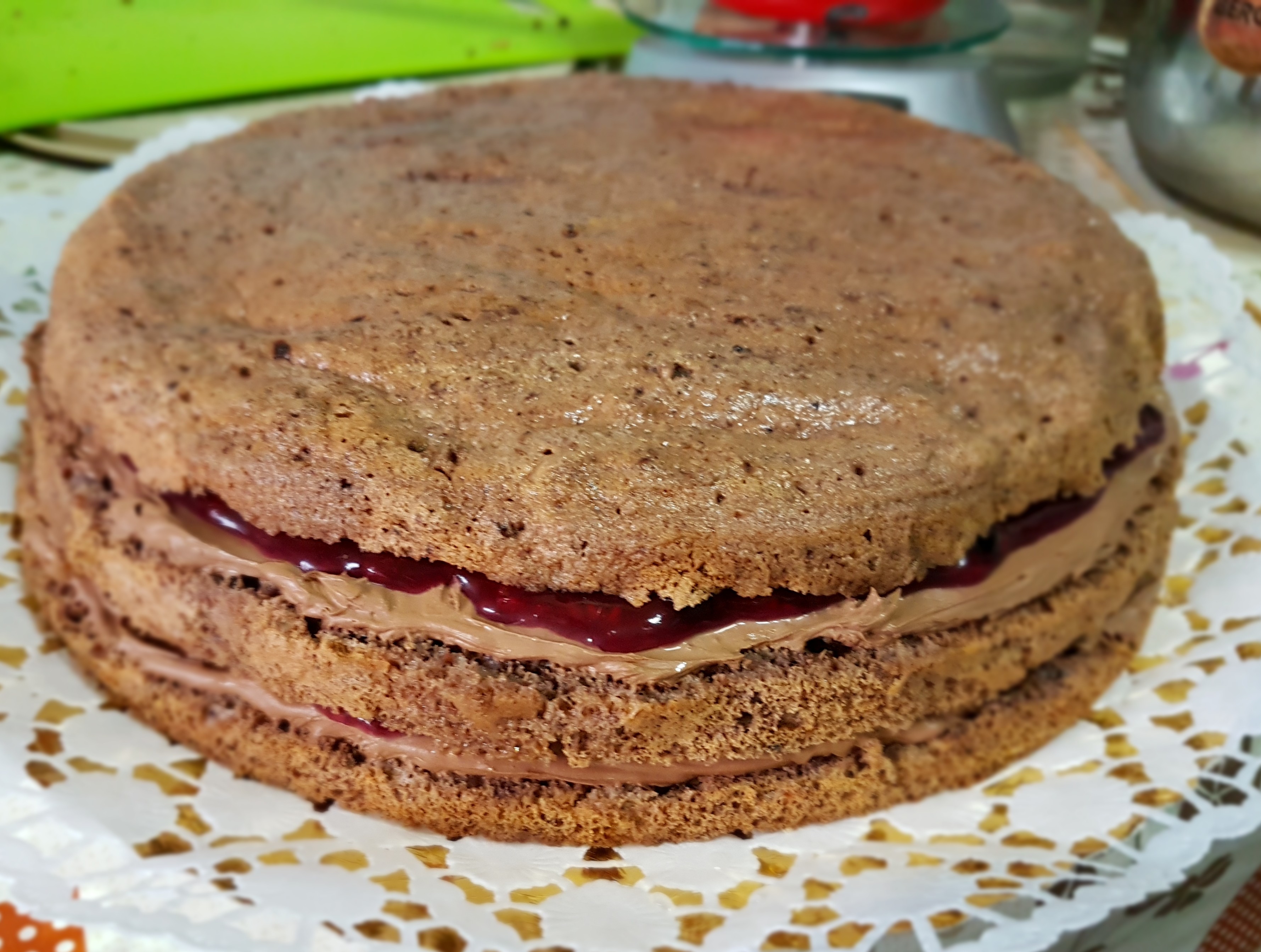 Desert tort cu crema de ciocolata si jeleu de fructe de padure