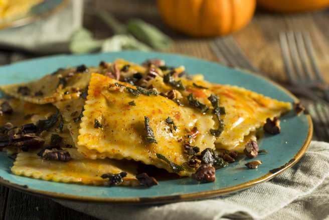 Ravioli dulci cu dovleac, unt de arahide, ricotta si coulis de afine