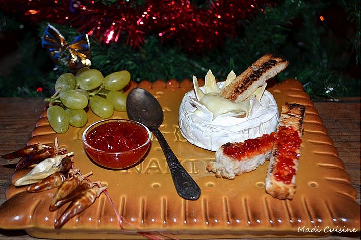 Aperitiv camembert cald cu dulceata de ardei iute