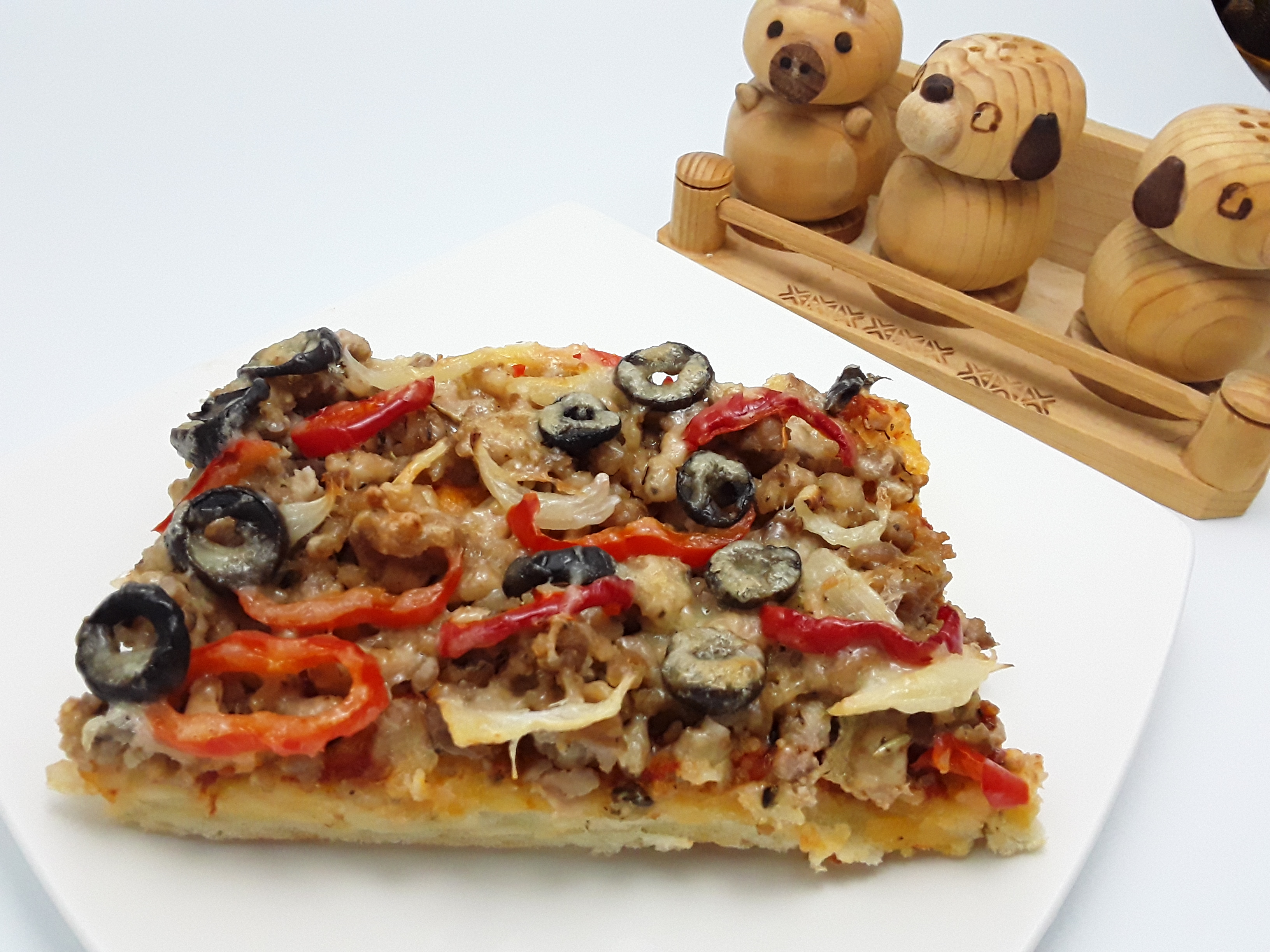 Pizza cu carne tocata si oregano