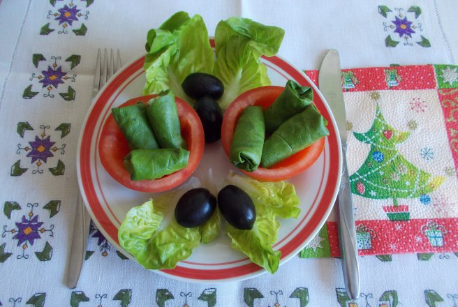 Sarmalute aperitiv, umplute cu salata boeuf