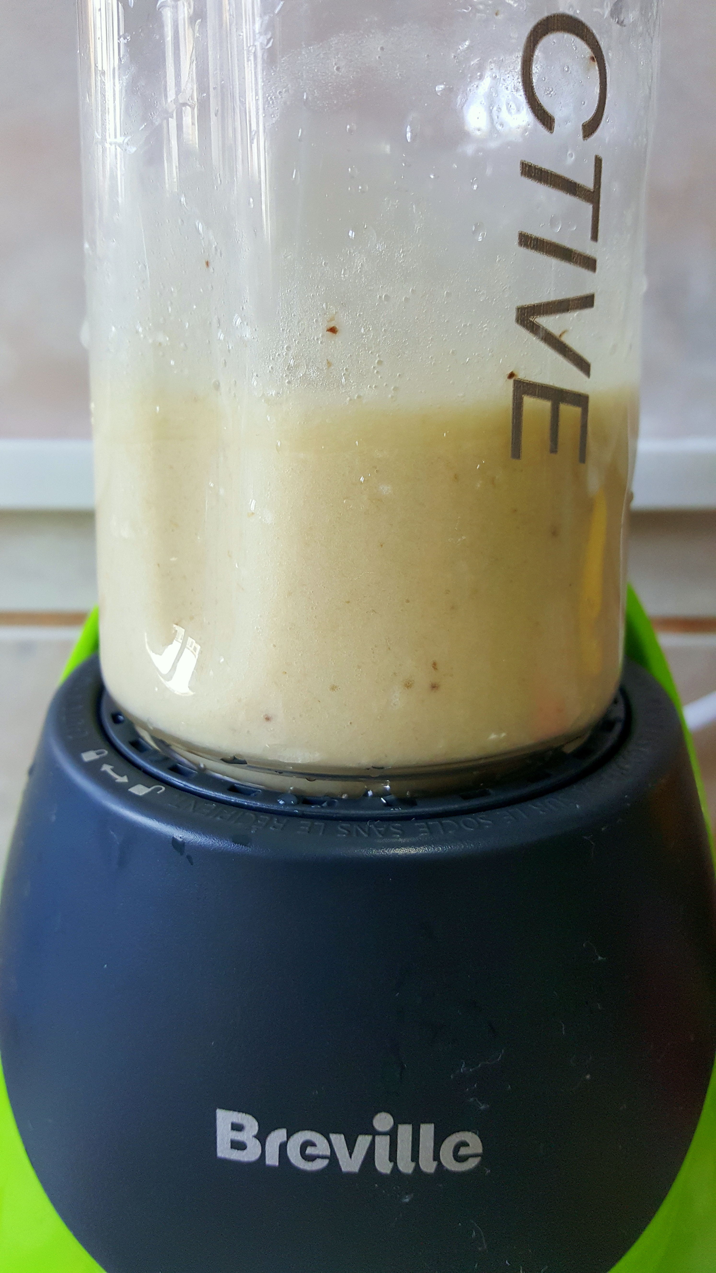 Smoothie cu ananas, kiwi si banane