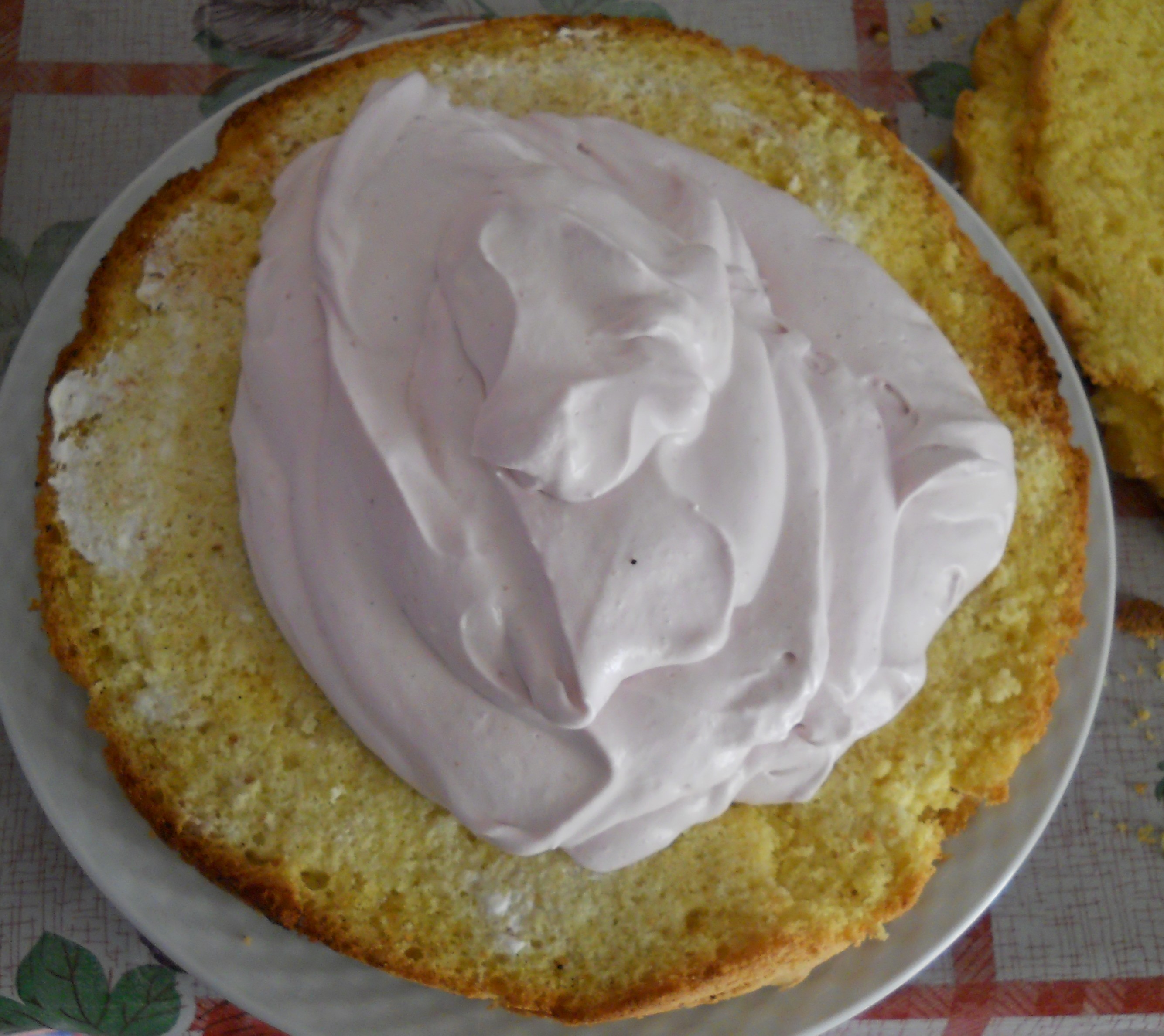 Desert tort cu crema de banane si struguri