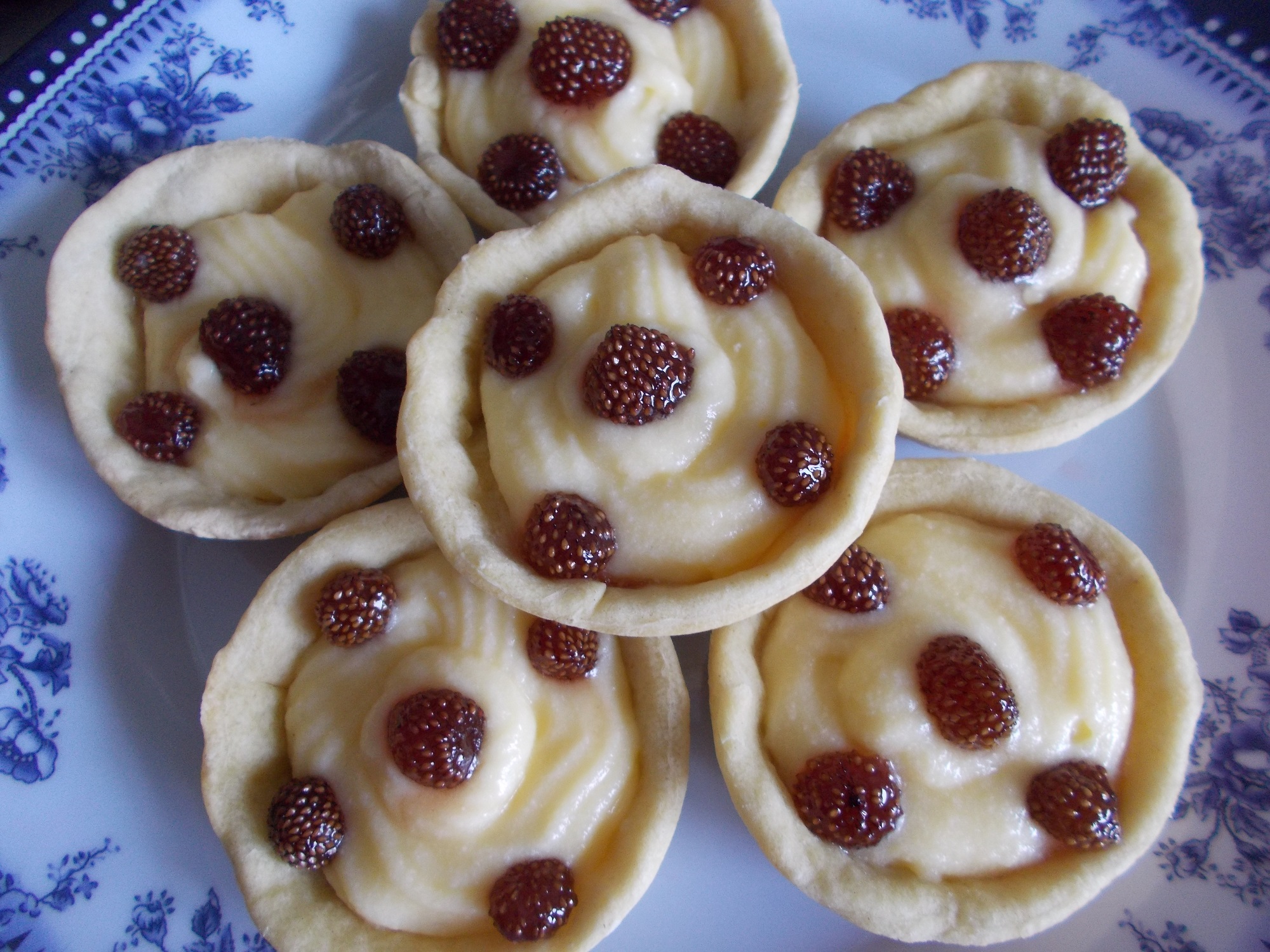 Desert cosulete cu crema de vanilie si fragi din dulceata