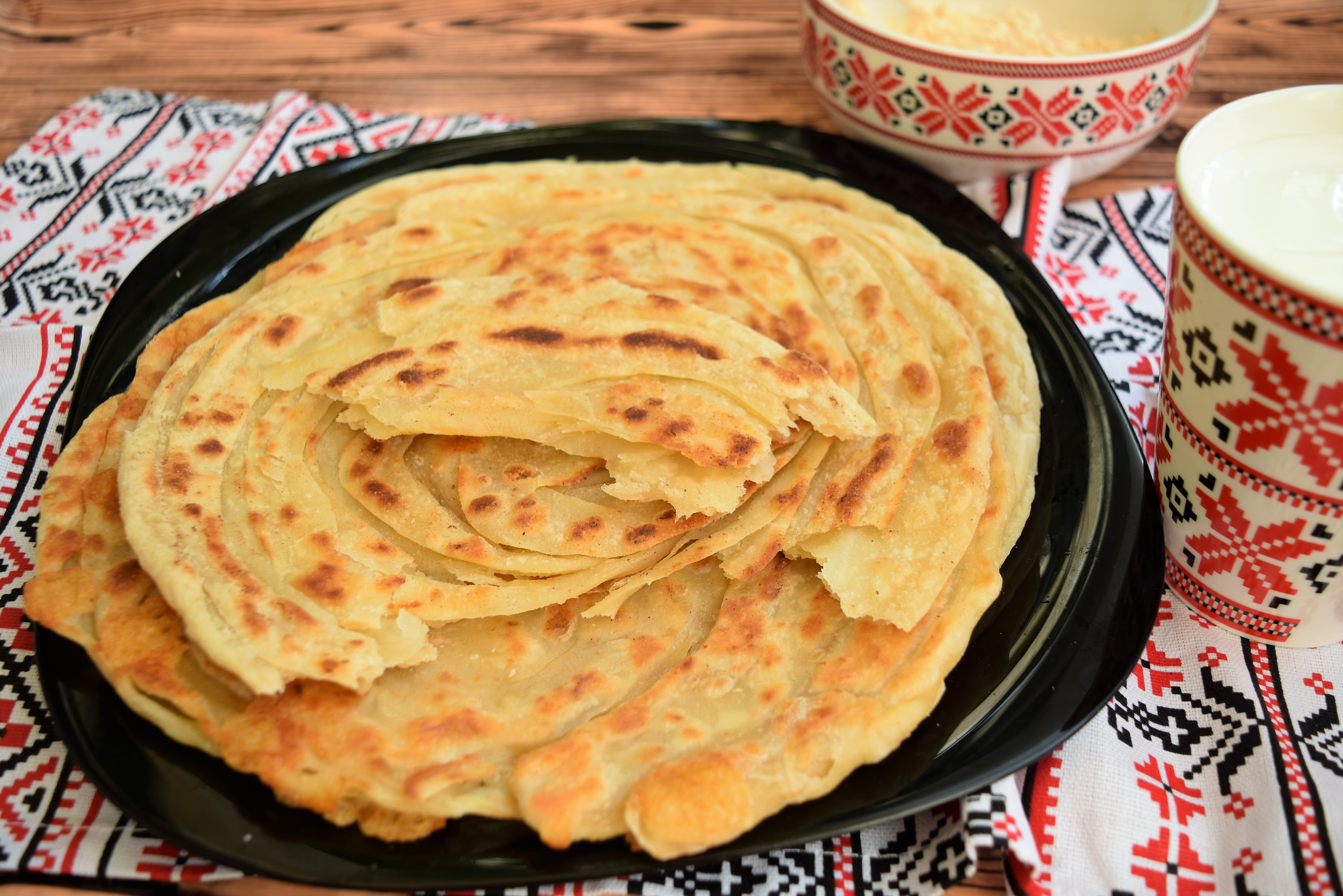 Paratha sau paine plata foietajata preparata la tigaie