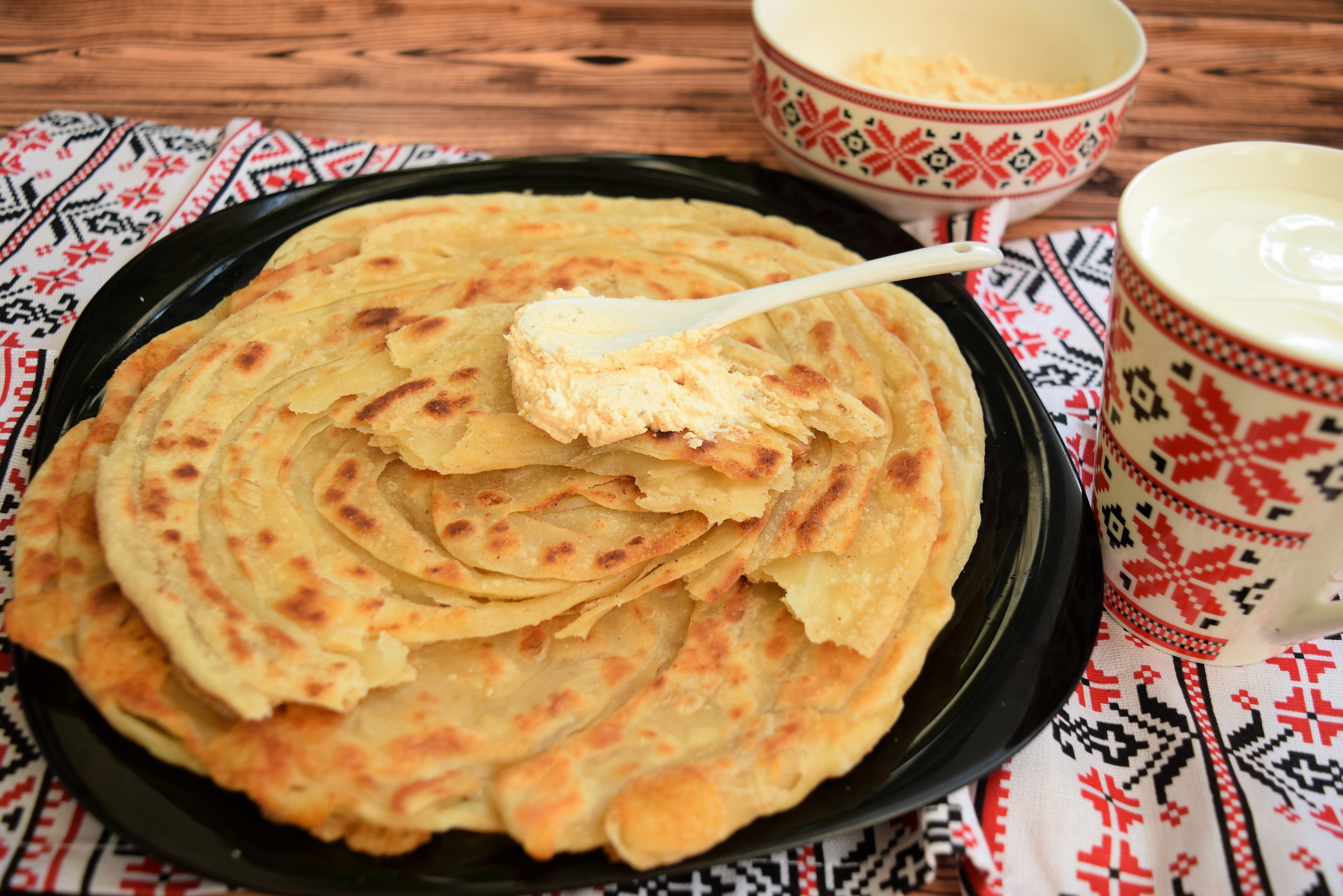 Paratha sau paine plata foietajata preparata la tigaie