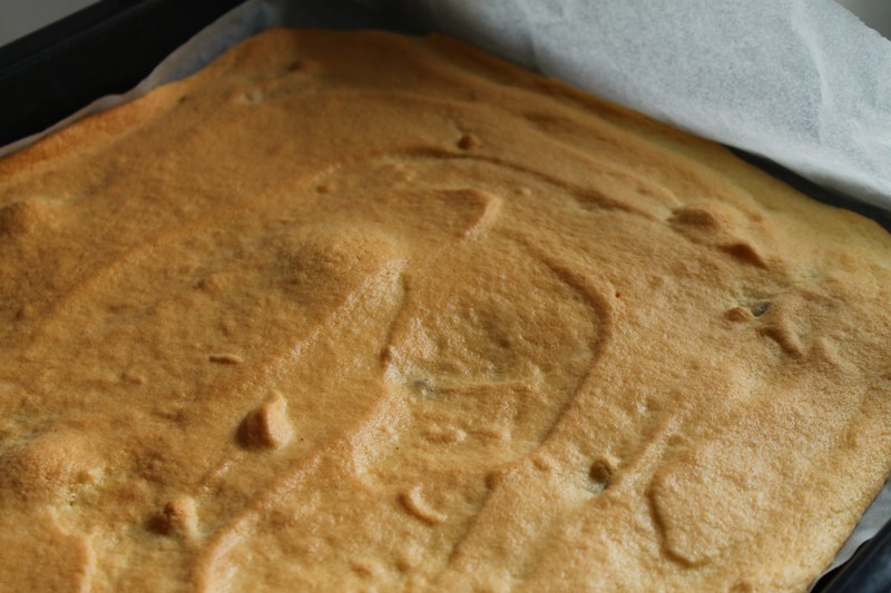 Desert rulada cu crema de piersici si caramel