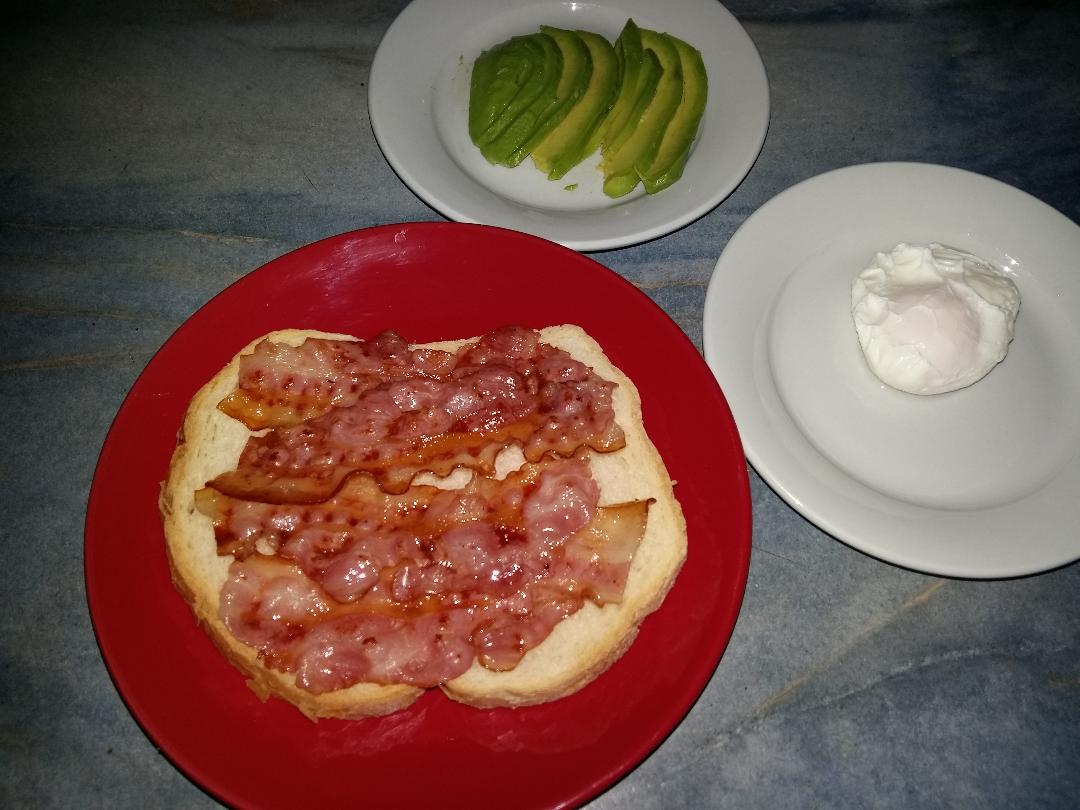 Sandvis cu bacon, avocado si ou posat