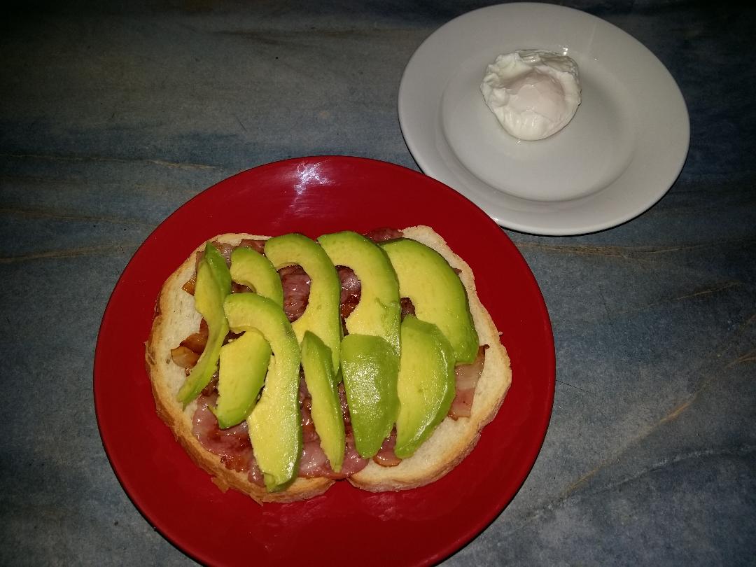 Sandvis cu bacon, avocado si ou posat