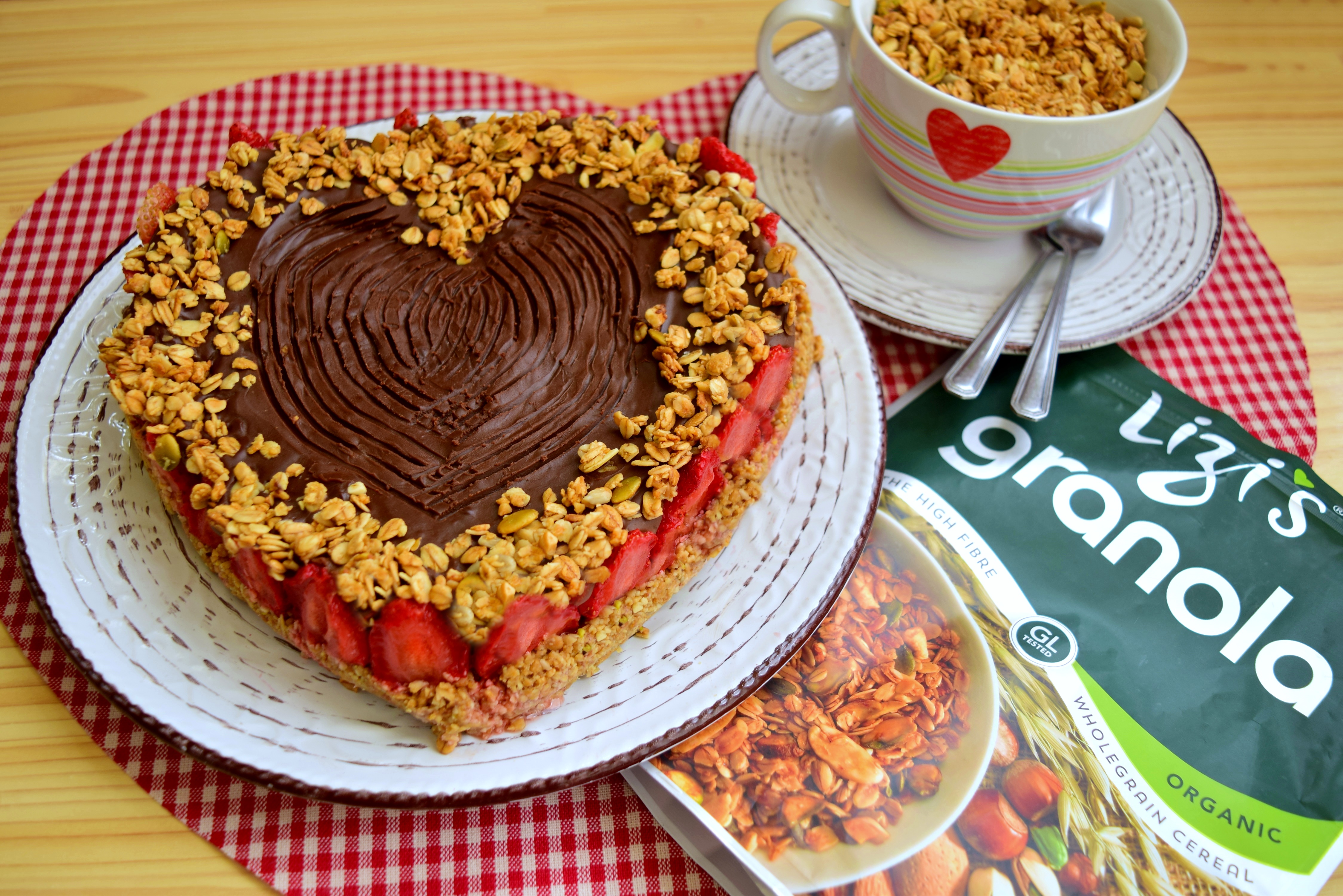 Desert tarta cu ciocolata si blat din granola