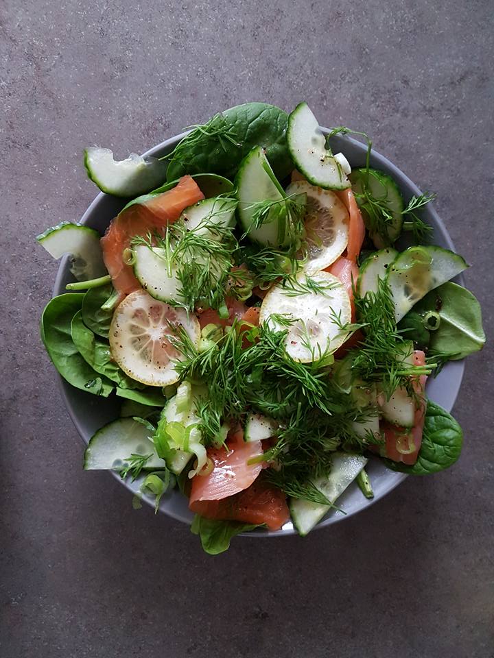 Salata de somon afumat cu spanac si dressing de marar si lamaie