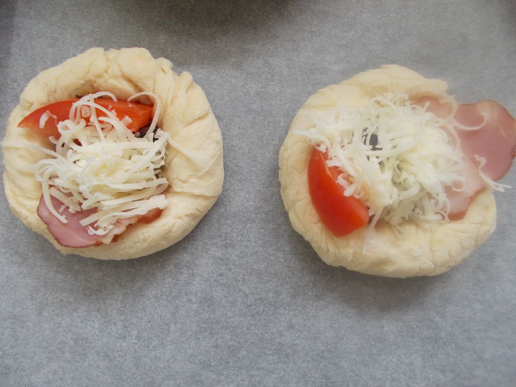 Mini Pizza cu ciuperci, cascaval, kaizer si masline