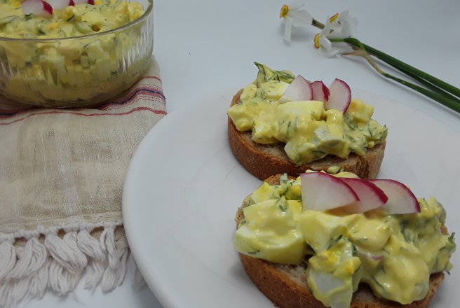 Salata de oua fierte cu ceapa si marar