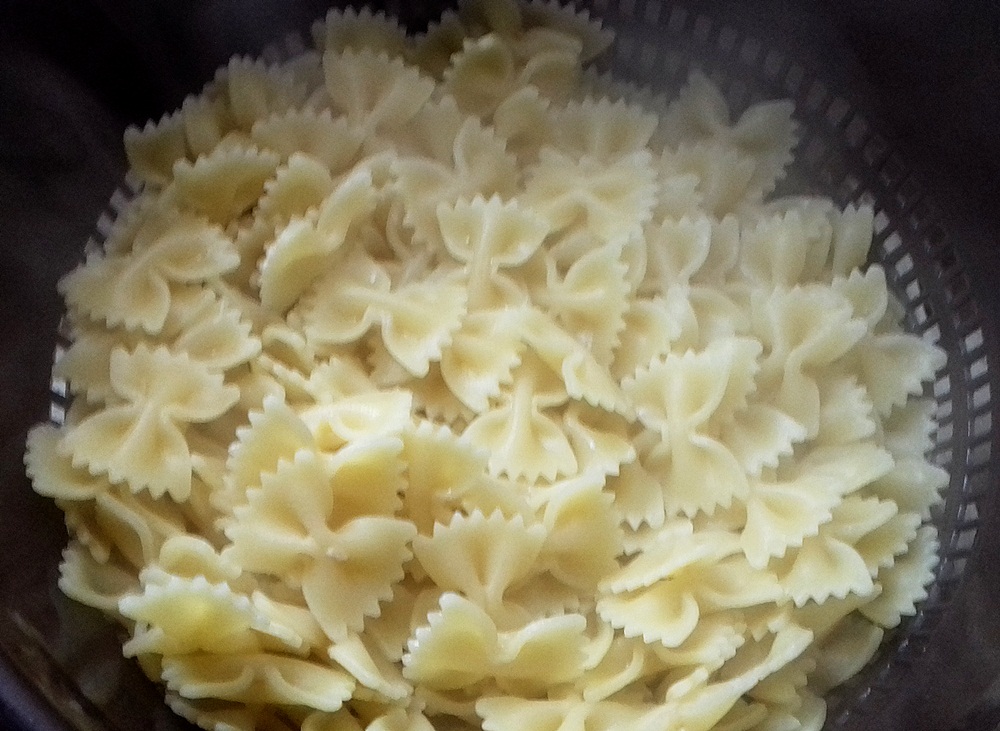 Farfalle cu mazare in crema alba